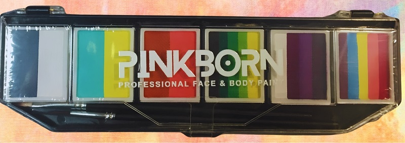 PINKBORN專業面部與身體彩繪盤近照,透明盒裝內整齊排列著多色漸層分色顏料磚,並隨附一隻平頭與一隻圓頭彩繪筆,適合萬聖節化妝與派對人體彩繪使用。